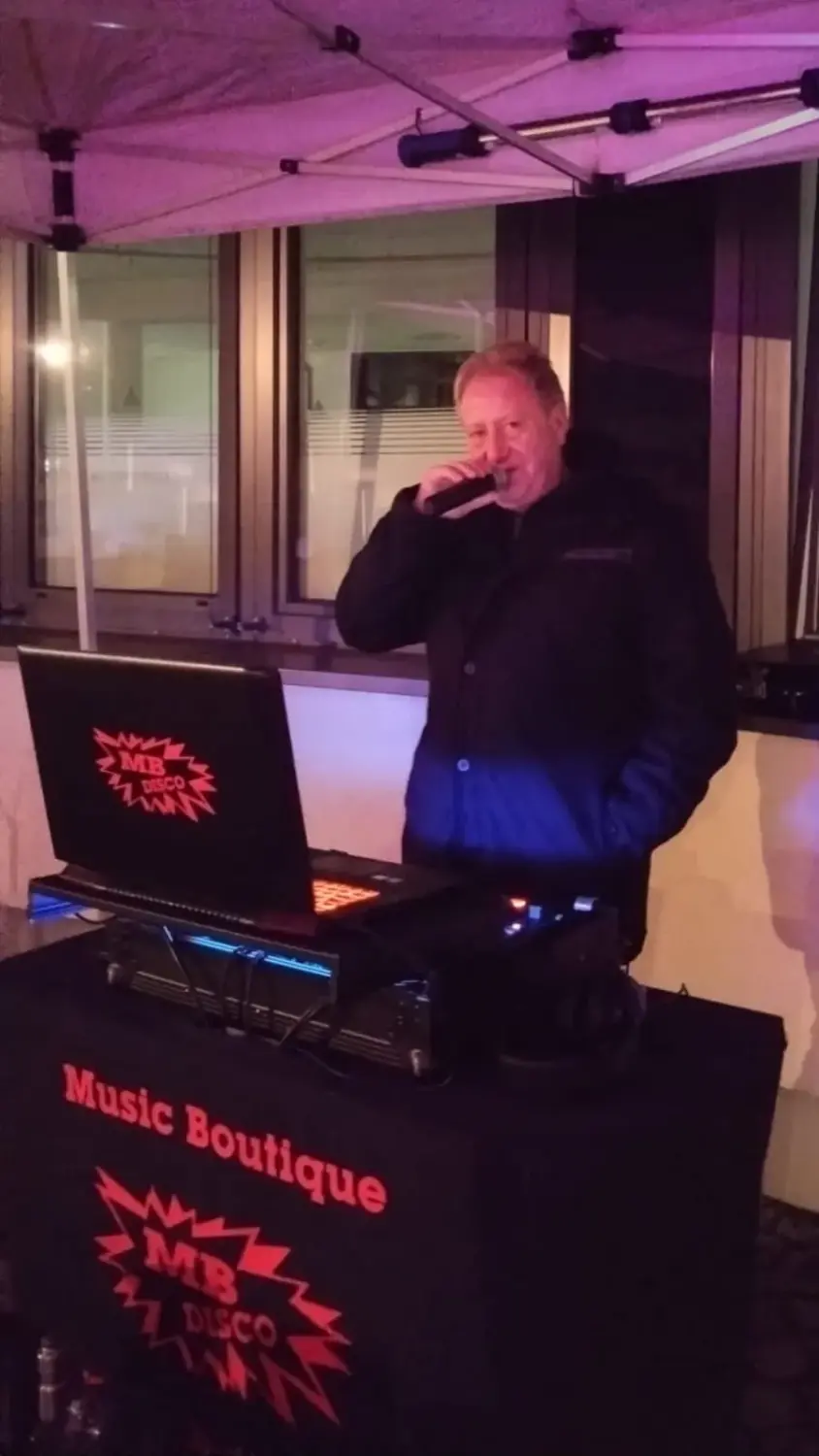 MB-Disco - DJ mit Mikrofon